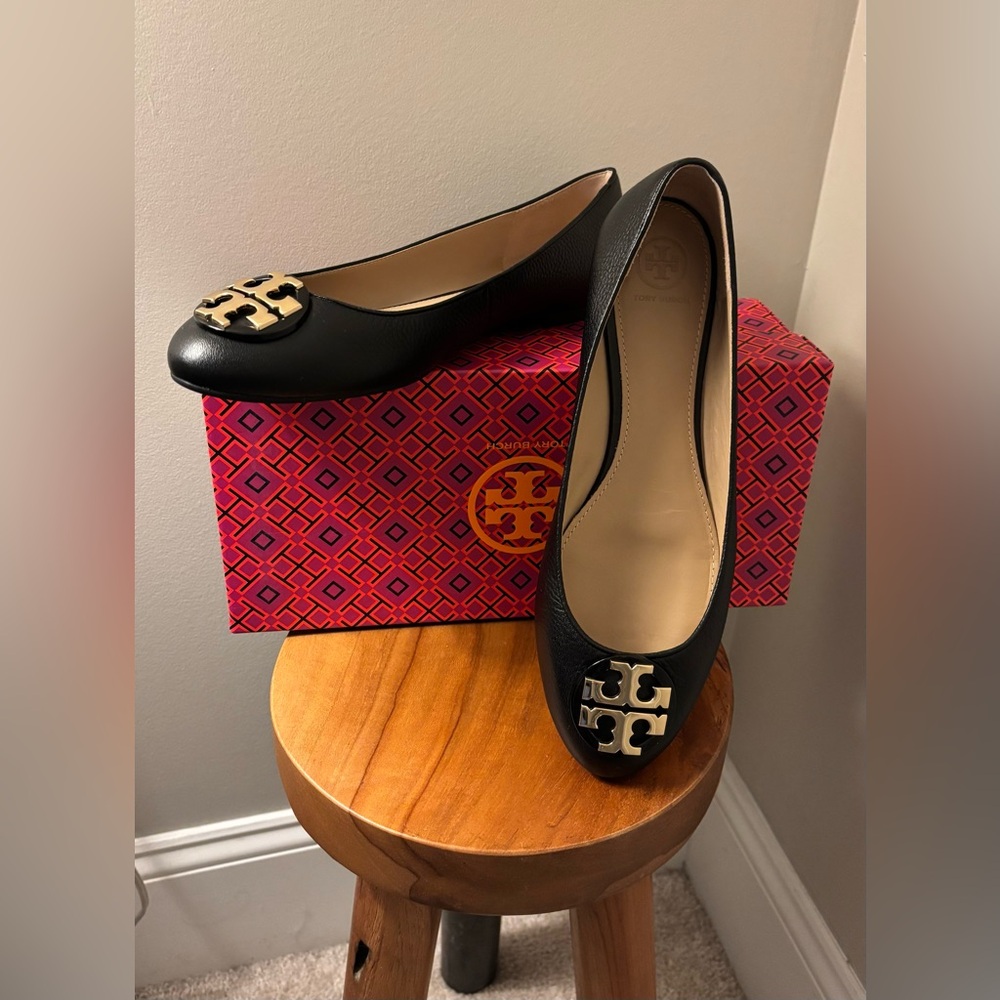 TORY BURCH Sz 10.5 Black / Gold Claire Ballet Flat EUC - Picture 2 of 12
